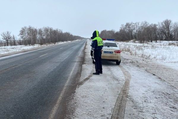 На территории Красногвардейского района сотрудниками Госавтоинспекции ежедневно проводится профилактическая работа по выявлению правонарушений, связанных с выездом на полосу предназначенную для встречного движения. Так, в 2024 году инспекторами ДПС ОГИБДД Отд МВД России по Красногвардейскому району было выявлено 66 правонарушений, а в текущем периоде 2025 года 9 правонарушений. Сотрудники Госавтоинспекции напоминают, о необходимости соблюдения Правил дорожного движения и строго следовать дорожным знакам и дорожной разметкой. По статистике, выезд на встречную полосу это одна из самых главных причин дорожно-транспортных происшествий, в которых гибнут или получают ранения не только взрослые водители, но и маленькие пассажиры автомобилей. К тому же учитывая, что в зимний период не всегда благоприятны погодные и дорожные условия. Водители всегда должны помнить, что обгон возможно производить только в условиях хорошей видимости и при этом учитывать состояние дорожного покрытия. Напомним, что ответственность за выезд на встречную полосу предусмотрена ч.4 ст. 12.15 КоАП РФ, и с 1 января 2025 года водителю будет выписан административный штраф в сумме 7500 рублей или штраф может быть заменен на лишением права управления транспортом на срок от 4 до 6 месяцев. Повторное же нарушение может повлечь уже лишение права управления транспортом на срок один год. Уважаемые водители будьте очень внимательны и осторожны при управлении транспортным средством! 