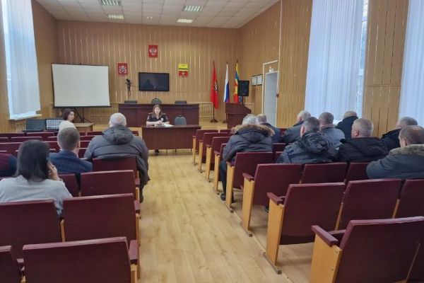 На территории Оренбургской области в 2024 году зарегистрировано 28 дорожно-транспортных происшествия, произошедших по вине водителей автобусов, в которых 1 человек погиб и 35 получили травмы различной степени тяжести.  В целях сохранения жизни и здоровья детей, снижения тяжести последствий ДТП с участием автобусов при осуществлении пассажирских перевозок 21.02.2025 года в администрации Красногвардейского района сотрудниками Госавтоинспекции была проведена встреча с представителями органов образования, культуры и спорта, руководителями кружков и секций, с водителями осуществляющими детские перевозки со всего района. Во время проведения беседы были затронуты важные вопросы, касаемые исполнения требований по соблюдению режима труда и отдыха водителями. Сотрудники полиции напомнили о необходимости соблюдения Правил дорожного движения при перевозке пассажиров, при этом большое внимание уделялось правил вождения при возникновении неблагоприятных погодных, дорожных и климатических условиях. При наступлении морозов водителям рекомендуется быть особо внимательными и не забывать проводить тщательный осмотр транспорта перед отправкой.  Проверить заряд аккумулятора, световых приборов, давление в шинах и так далее. Необходимо помнить, что в связи с перепадами атмосферного давления и резкого колебания температуры повышается вероятность ухудшения самочувствия у людей: появляется головокружение, вялость, сонливость –водителям стоит позаботиться о своем здоровье перед поездкой.