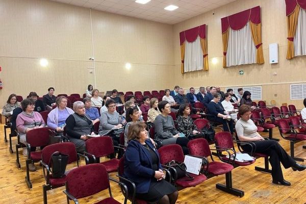 За прошлую неделю февраля в Оренбургской области зафиксировано 72 киберхищения, общая сумма ущерба составила 29 017 595 рублей. В Доме детского творчества Красногвардейского района оперуполномоченным отделения уголовного розыска младшим лейтенантом полиции Отд МВД России по Красногвардейскому району Ахмеджановой Рабигой Нургалиевной была проведена встреча с представителями органов образования, культуры и спорта, руководителями кружков и секций. Во время проведения беседы были озвучены актуальные способы дистанционных хищений денежных средств а так же профилактика преступлений совершаемых с использованием информационно- коммуникативных технологий.  Способы дистанционных хищений: 1.	Звонок из «криминального колл-центра» (сотрудники службы безопасности банков, от имени сотрудников силовых структур под предлогом предотвращения несанкционированного списания денежных средств, оформления кредита, списания имеющейся задолженности в том числе банкротства, блокировки банковской карты, сохранения денежных средств на «резервном счете». 2.	Сообщения от лица руководителей организации и учреждений, с использованием аккаунтов мессенджеров. 3.	Покупка либо продажа товаров, услуг на торговых интернет-площадках, 4.	Несанкционированный доступ к аккаунту портала «Госуслуги». 5.	Освобождение родственника от ответственности за совершение ДТП. 6.	Дополнительный заработок на маркетплейсах. 7.	Инвестирование, торговля на бирже. 8.	Займы денежных средств знакомым через соц.сети и мессенджеры. 9.	Продления обслуживания сим-карт. ВСЕ СИМ-КАРТЫ БЕССРОЧНЫЕ! 10.	Перерасчет пенсии либо надбавки. 11.	Замена счетчиков по электронной очереди. 12.	Запись на прием к врачу по электронной очереди В целях пресечения указанных видов преступлений просим всех быть предельно внимательными при осуществлении банковских операций с использованием сети «Интернет» и мобильных телефонов. Не поддавайтесь на уловки мошенников и всегда перепроверяйте полученную информацию.